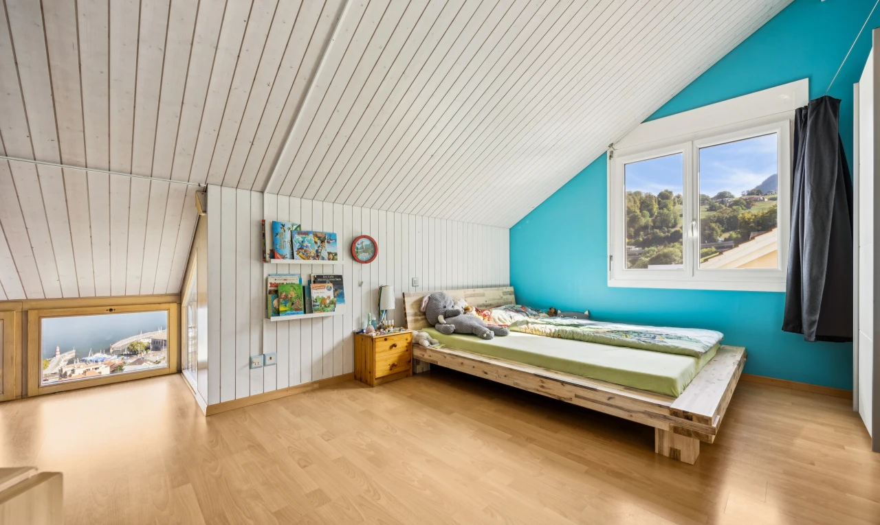 chambre avec plafond voûté, vaulted ceiling, plafond en bois, wood ceiling, et inside property
