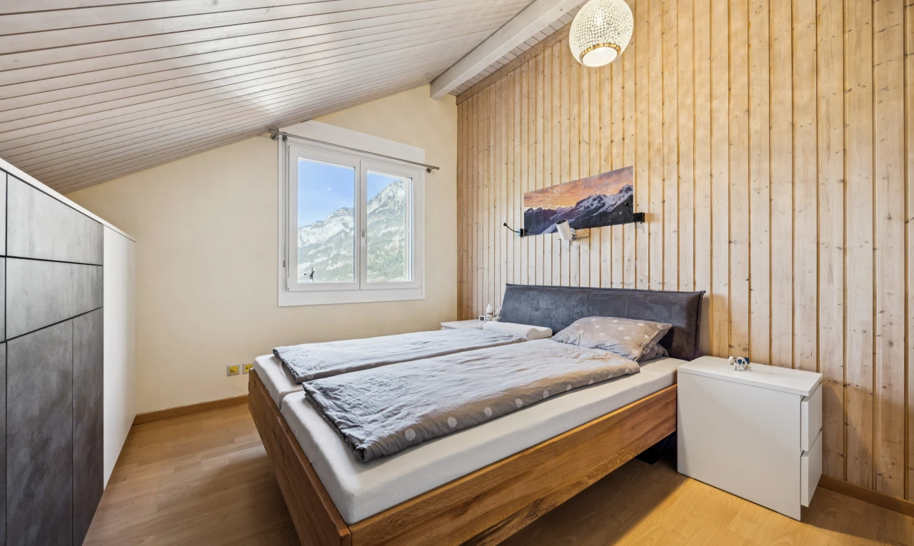 chambre avec wood wall, mur en bois, dated wood wall, drywall, et cloison sèche