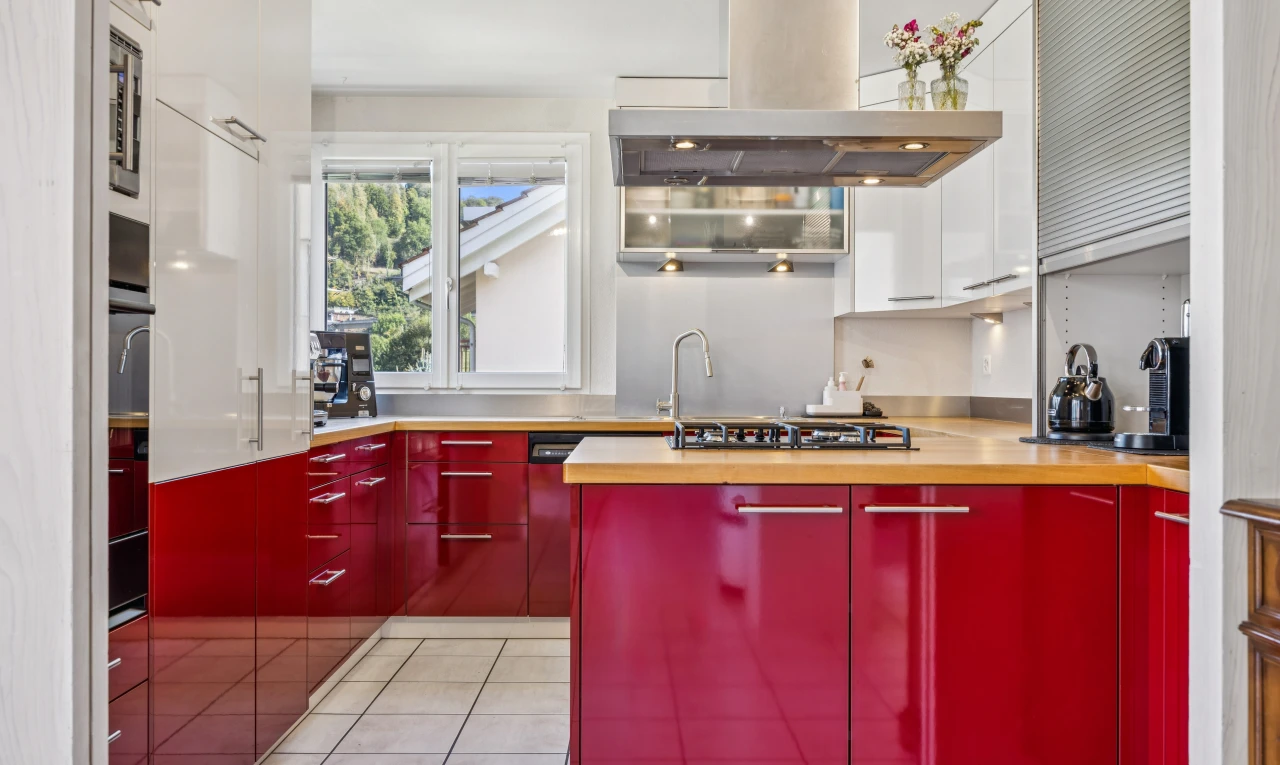 cuisine avec hotte, light floor, two tone kitchen, sol en carrelage, et tile floor