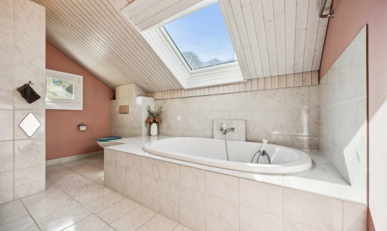salle de bains avec salle de bain complète, bain, puits de lumière, wood ceiling, et plafond en bois