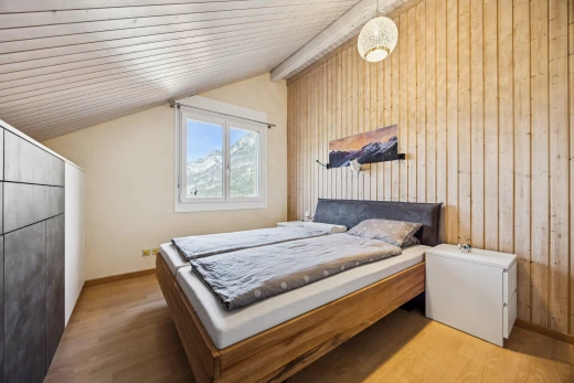 chambre avec wood wall, mur en bois, dated wood wall, drywall, et cloison sèche