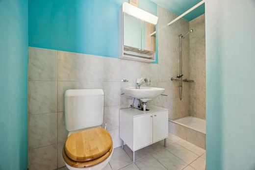 salle de bains avec miroir, douche, tile wall, mur en carrelage, et salle de bain complète