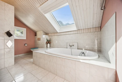 salle de bains avec salle de bain complète, bain, puits de lumière, wood ceiling, et plafond en bois