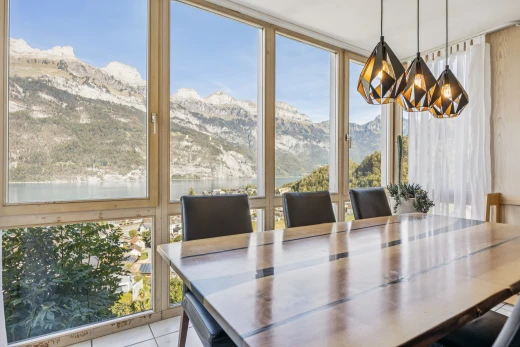 salle à manger avec mountain view, vue sur la montagne, floor ceiling windows, day time, et view focus