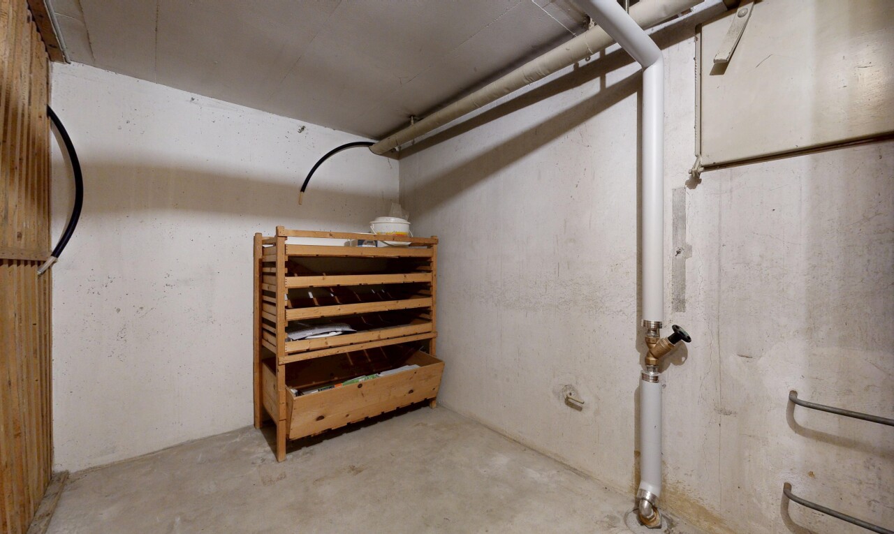 leerer raum mit concrete floor, betonboden, unfinished concrete floor, inside property, und light floor