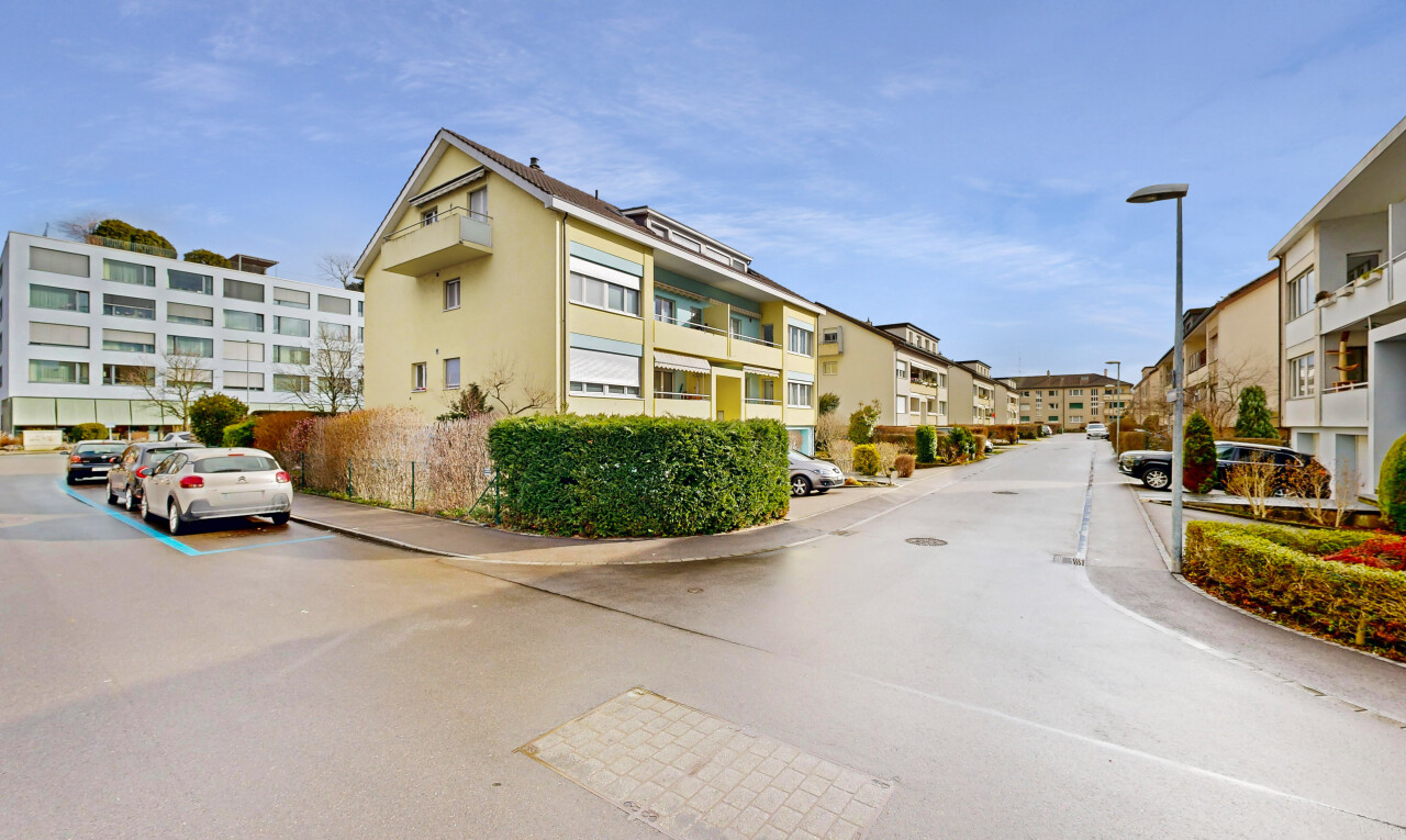 view of apartment building / complex with uncovered parking