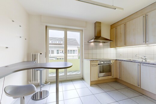 cuisine avec armoires marron clair, light brown cabinets, hotte, light floor, et dosseret