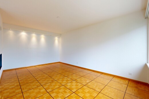 pièce vide avec inside property, cloison sèche, drywall, sol en finition bois, et wood finish floor