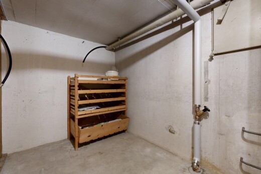 leerer raum mit concrete floor, betonboden, unfinished concrete floor, inside property, und light floor