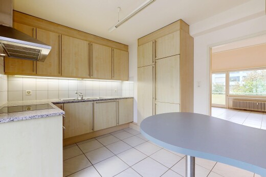 cuisine avec armoires marron clair, light brown cabinets, hotte, light floor, et inside property