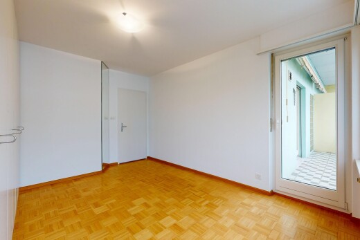pièce vide avec inside property, cloison sèche, drywall, parquet floor, et sol en finition bois