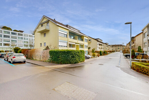 extérieur du bâtiment avec day time, vue sur le complexe d'appartements, apartment complex view, et parking