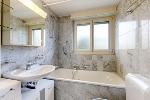 salle de bains avec toilette, salle de bain complète, miroir, mur en carrelage, et tile wall