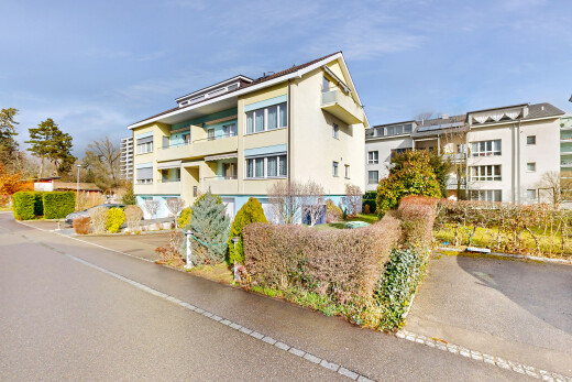 façade avec day time, apartment complex view, bardage en stuc, et from community