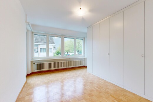 pièce vide avec radiateur, sol en finition bois, wood finish floor, lumière naturelle, et natural light