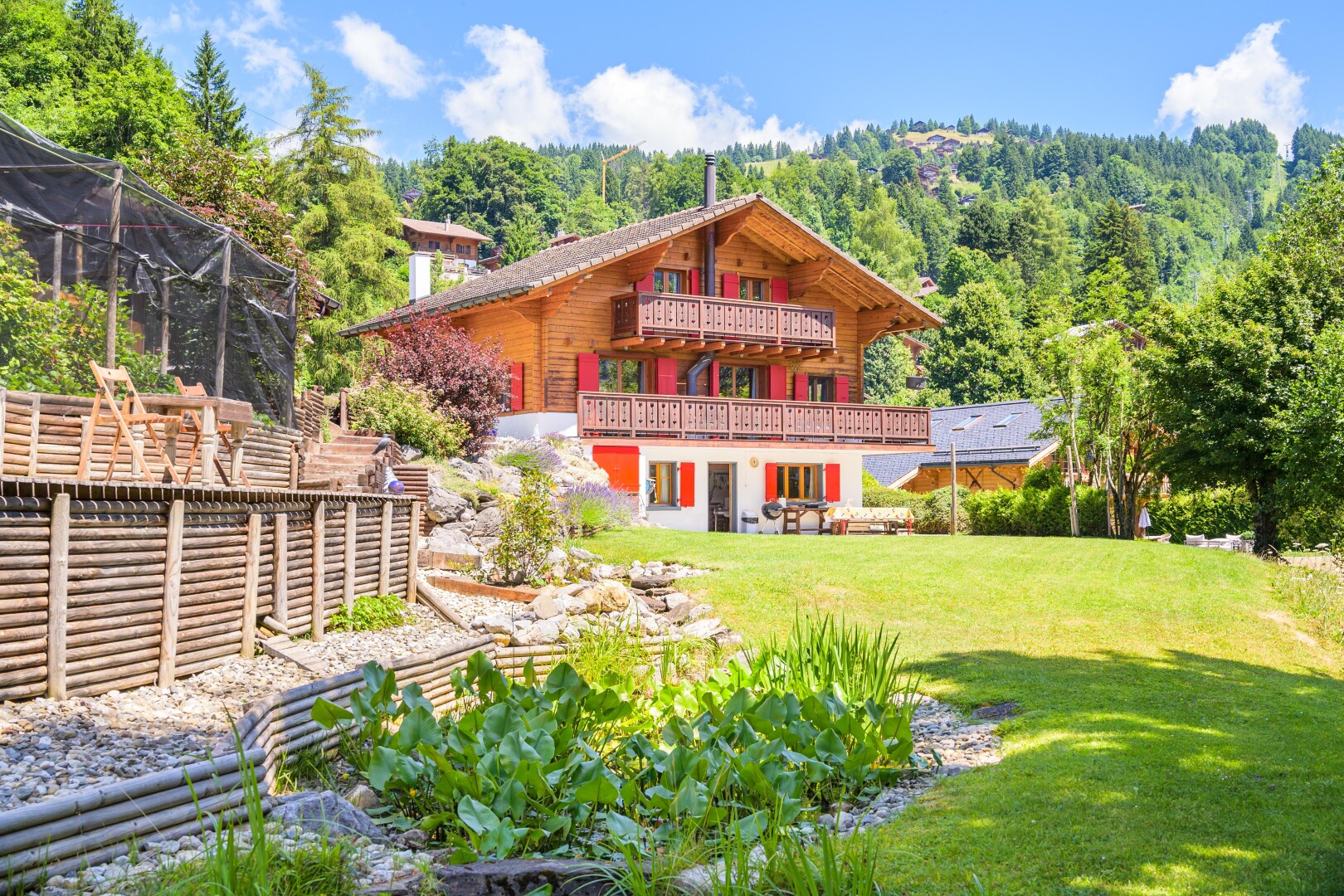 façade avec balcon, pelouse, property visible, day time, et bardage horizontal