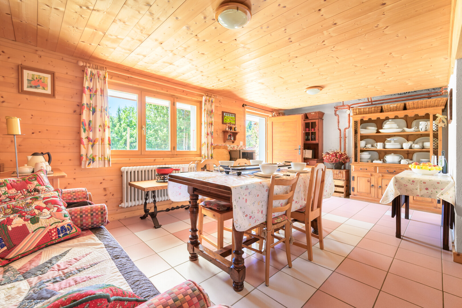 salon / salle à manger avec wood ceiling, plafond en bois, natural light, lumière naturelle, et inside property