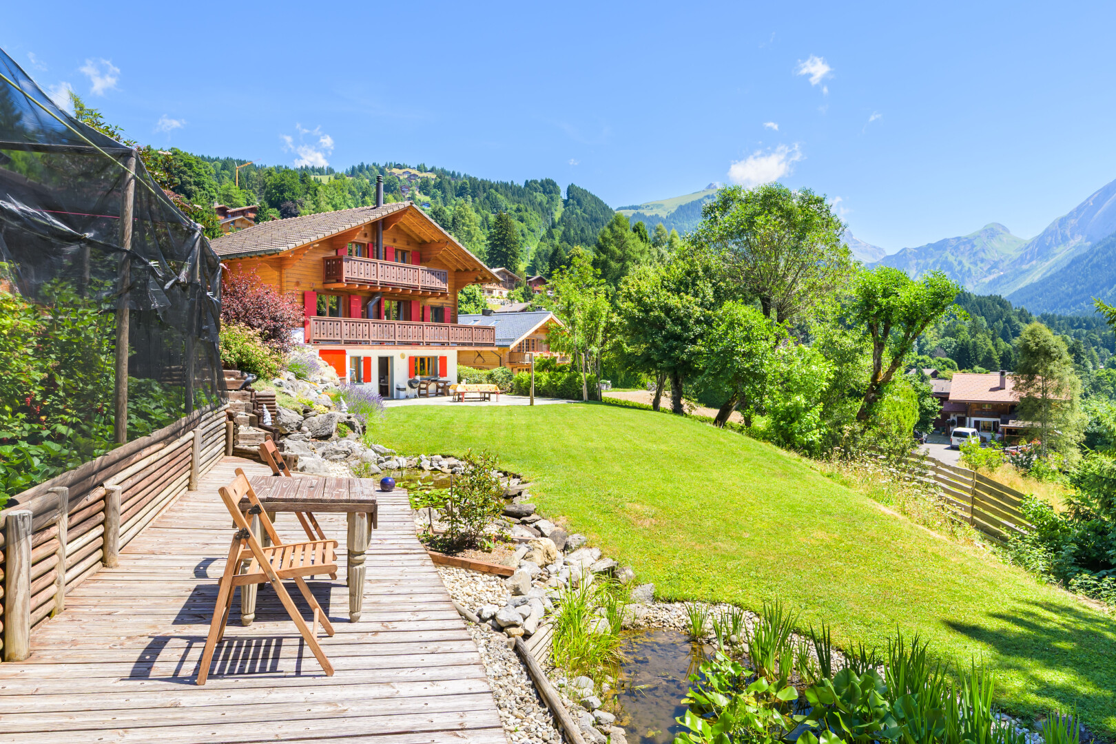 jardin avec mountain view, vue sur la montagne, pelouse, day time, et property visible
