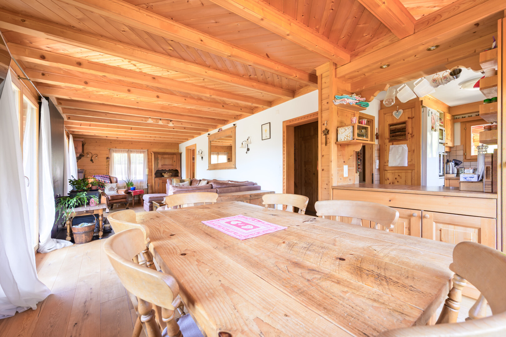 salle à manger avec beamed ceiling, plafond à poutres, natural light, lumière naturelle, et inside property