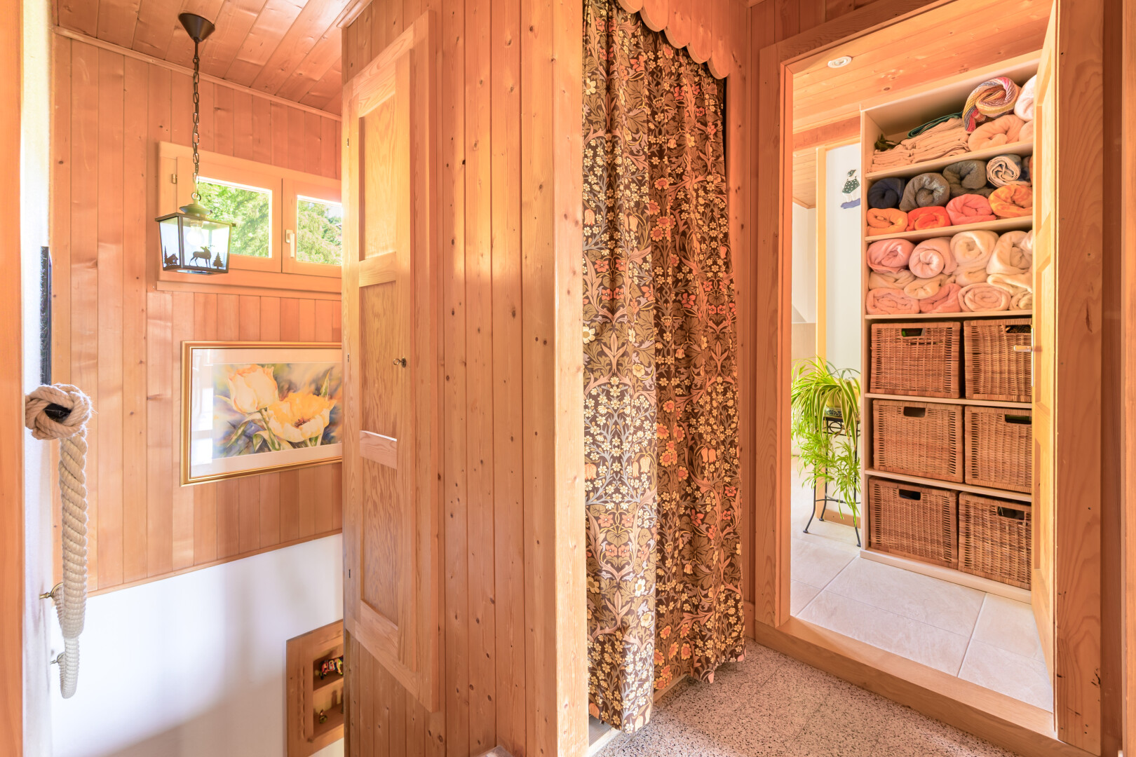 chambre avec wood wall, mur en bois, inside property, natural light, et lumière naturelle