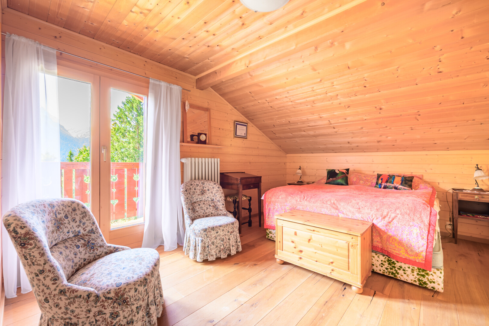 chambre avec lumière naturelle, natural light, pièce supplémentaire, plafond en bois, et wood ceiling