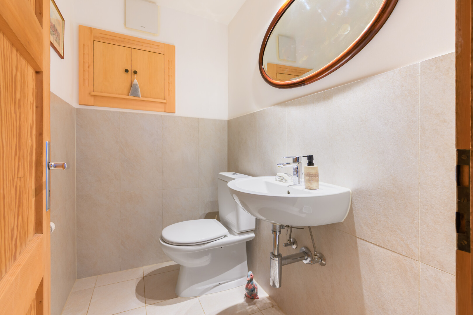 salle de bains avec toilette, inside property, tile wall, mur en carrelage, et miroir
