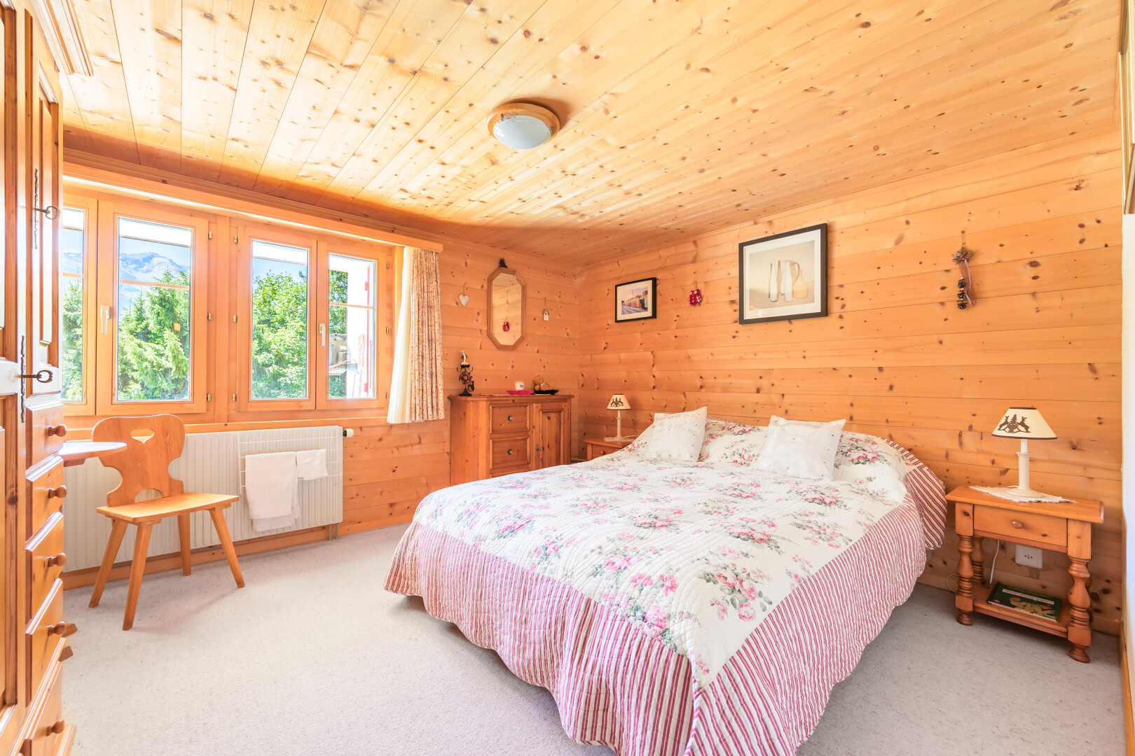 chambre avec natural light, lumière naturelle, carpet, moquette, et wood ceiling