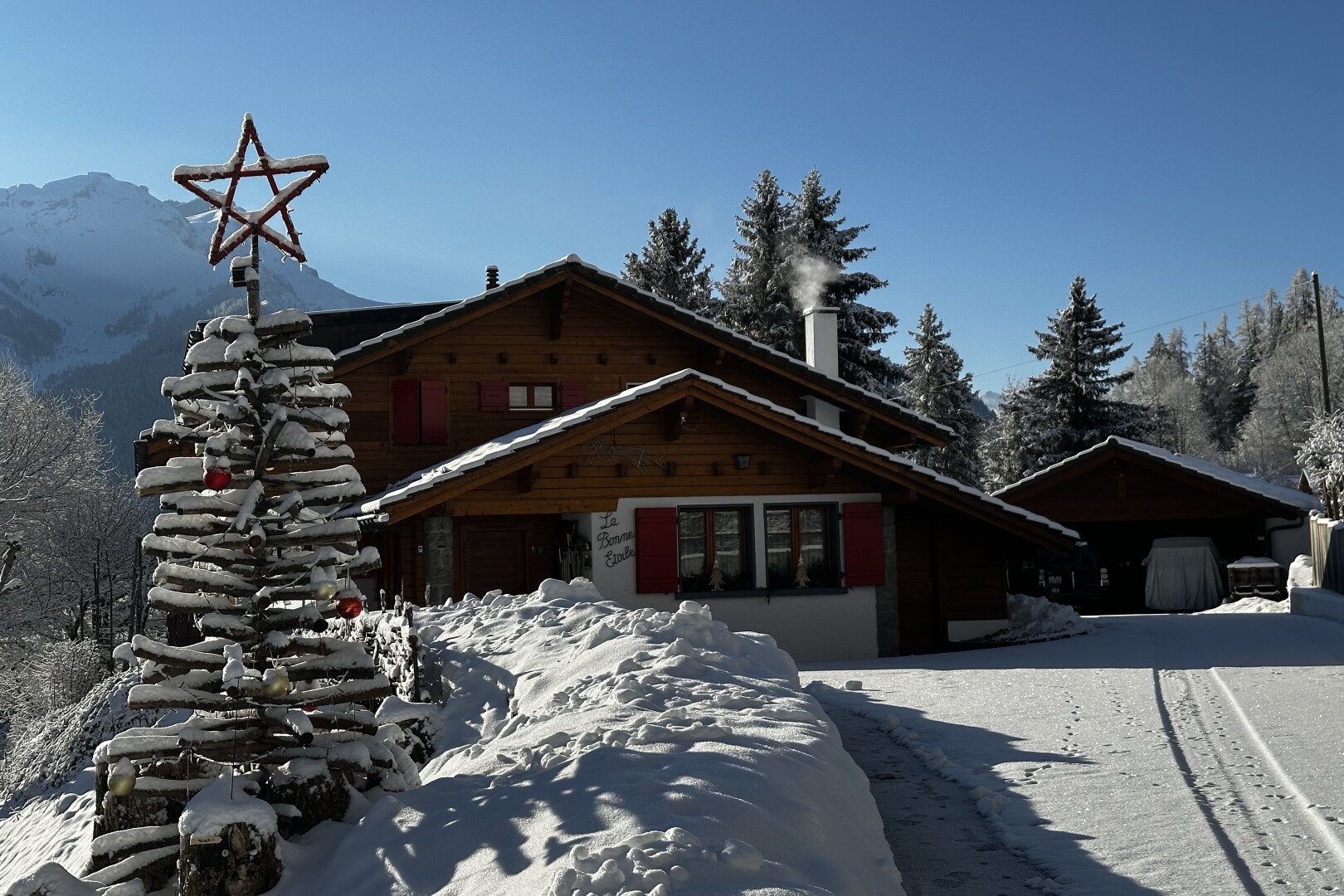 façade avec day time, snow, bardage horizontal, property visible, et cheminée