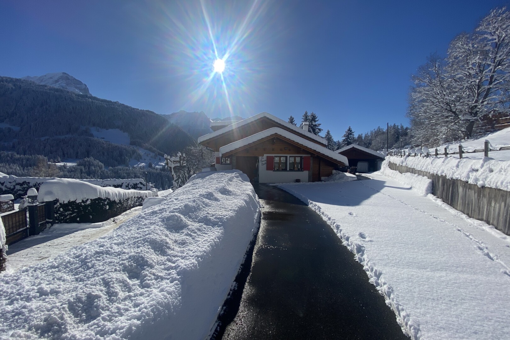 façade avec snow, day time, property visible, vue sur la montagne, et mountain view