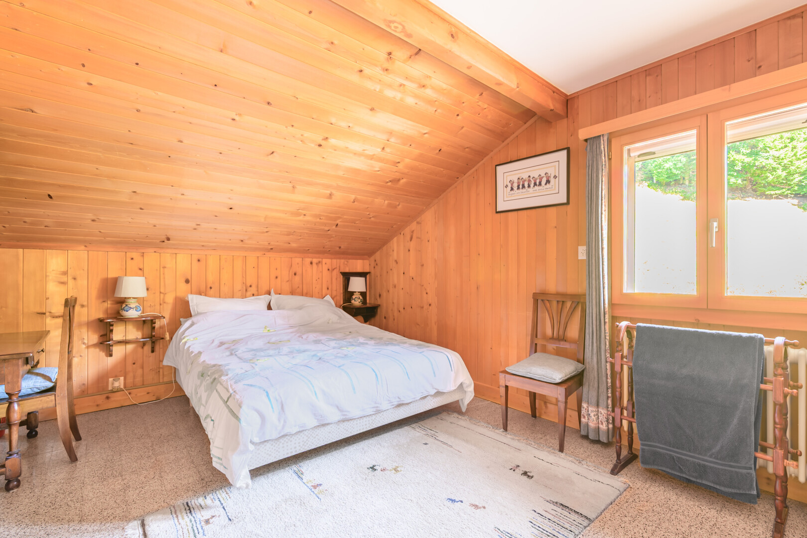 chambre avec natural light, lumière naturelle, vaulted ceiling, plafond voûté, et inside property
