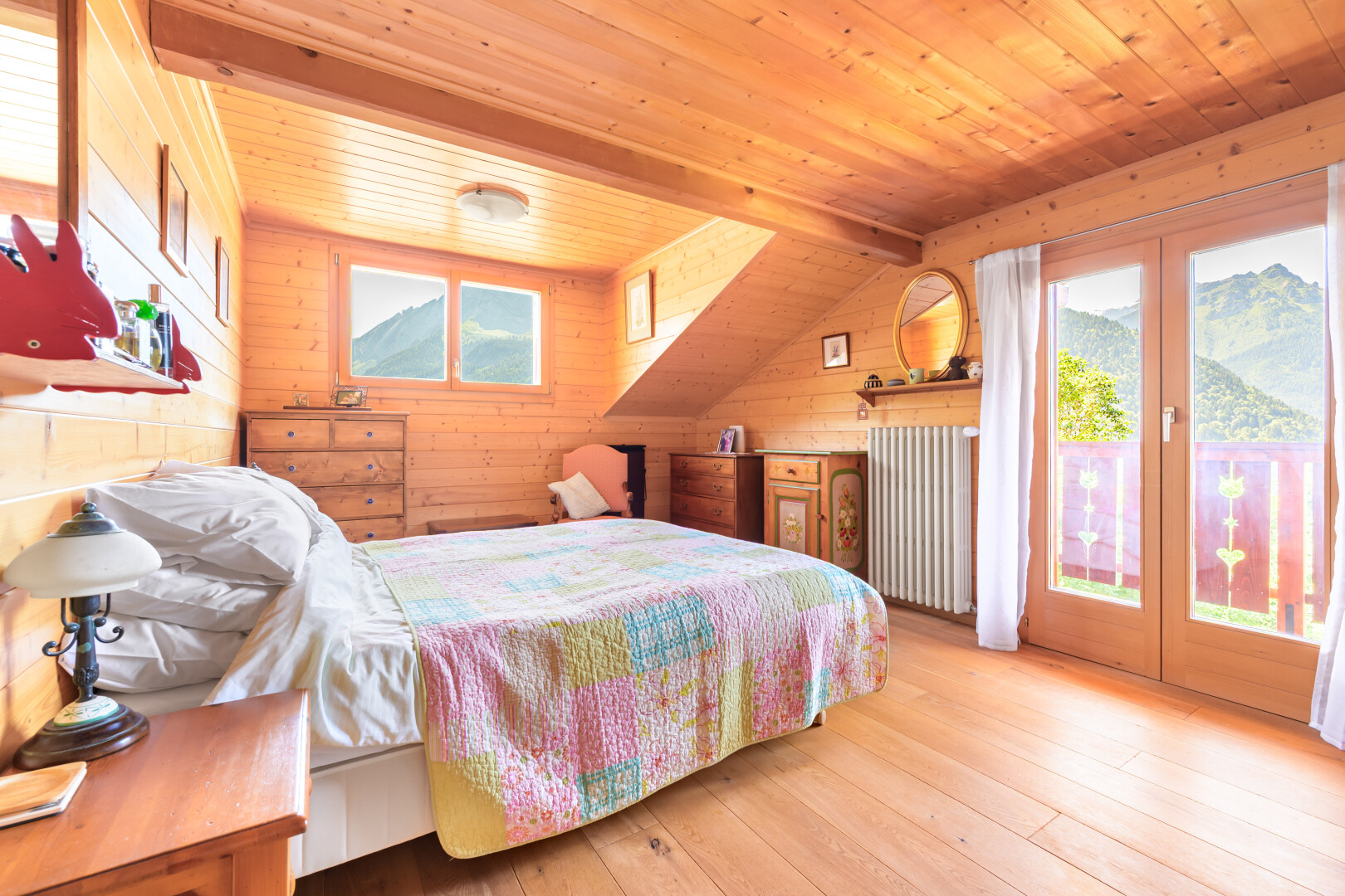 chambre avec accès à l'extérieur, plafond en bois, wood ceiling, inside property, et mur en bois