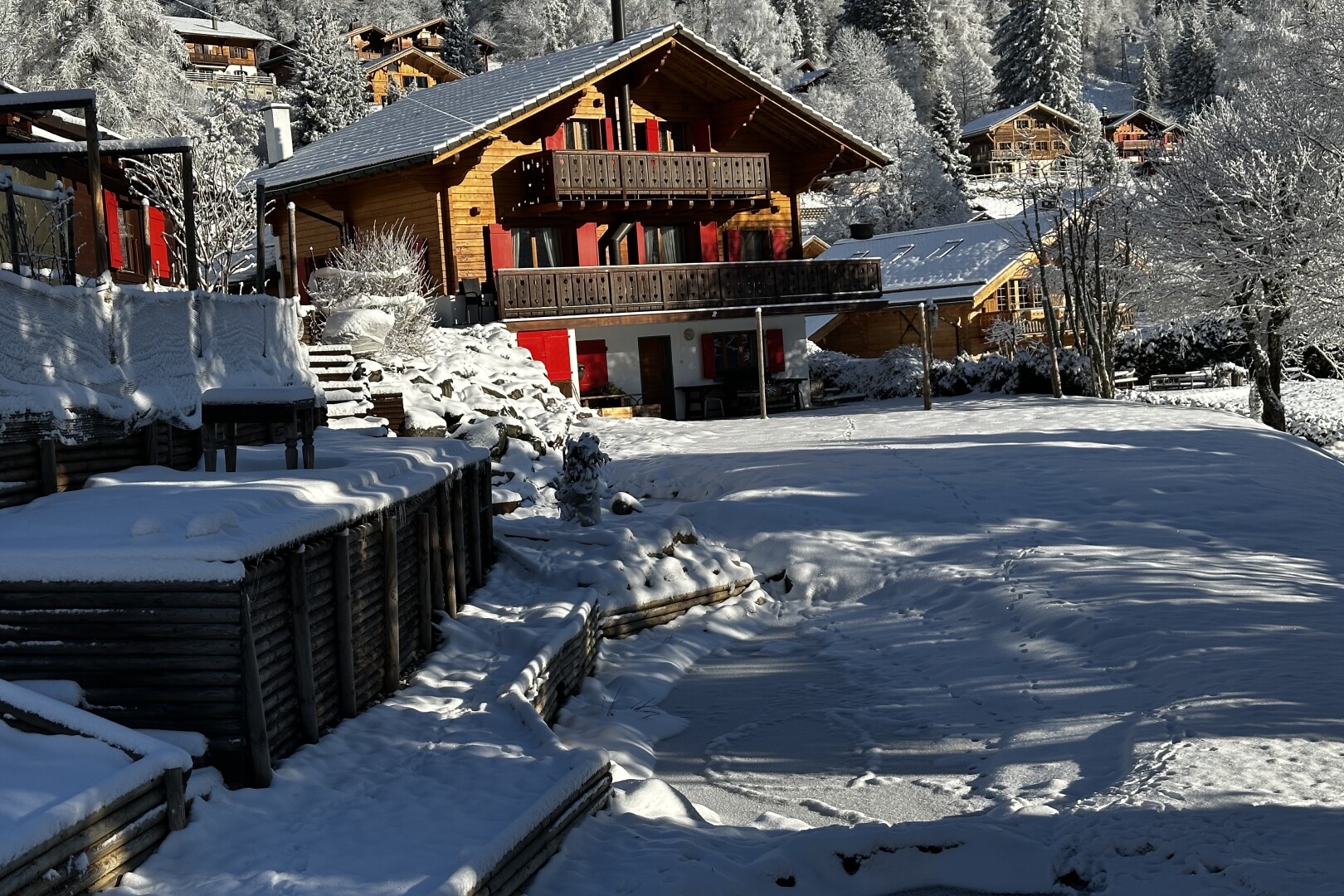 façade avec property visible, snow, balcon, et bardage horizontal