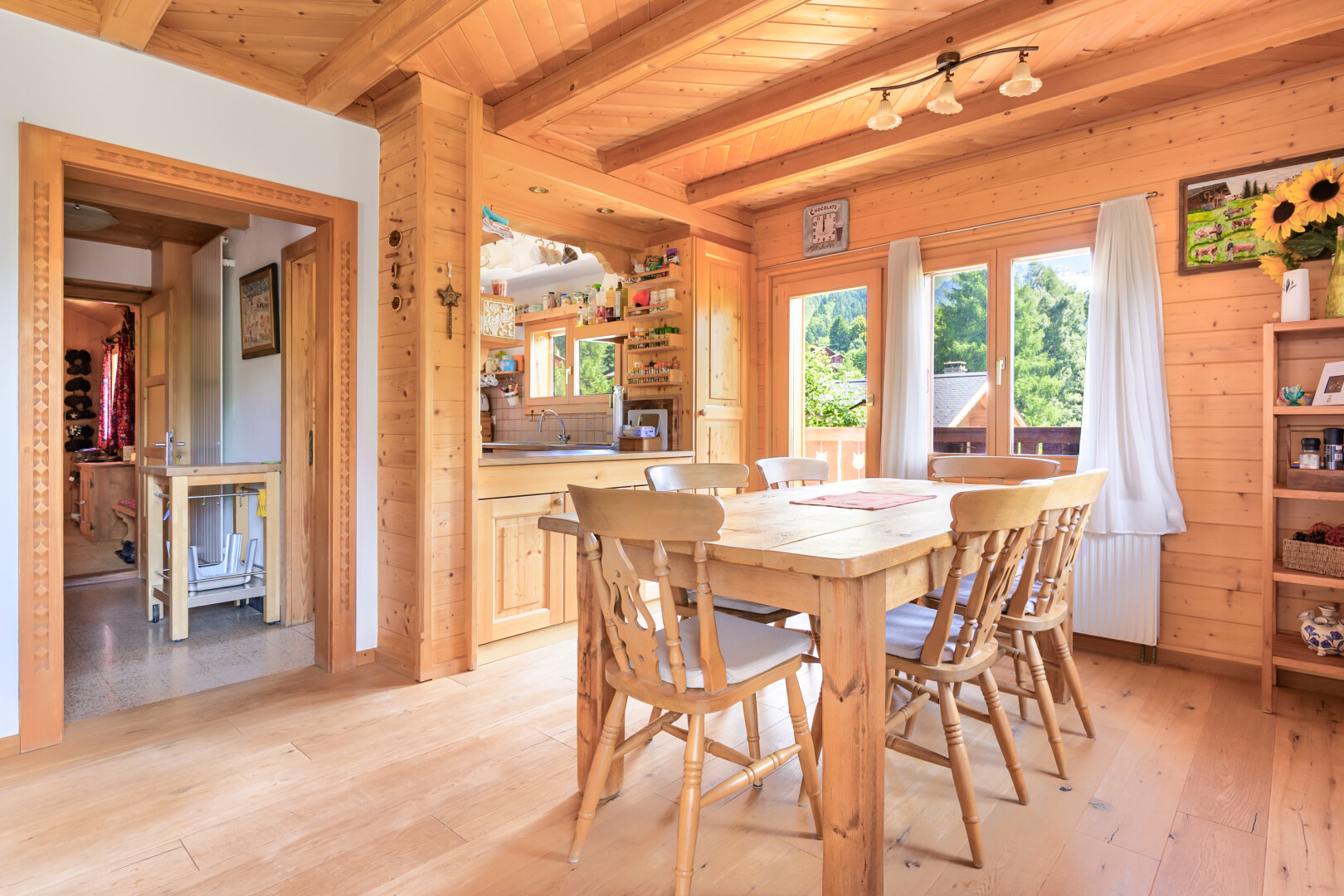 salle à manger avec natural light, lumière naturelle, beamed ceiling, plafond à poutres, et wood ceiling