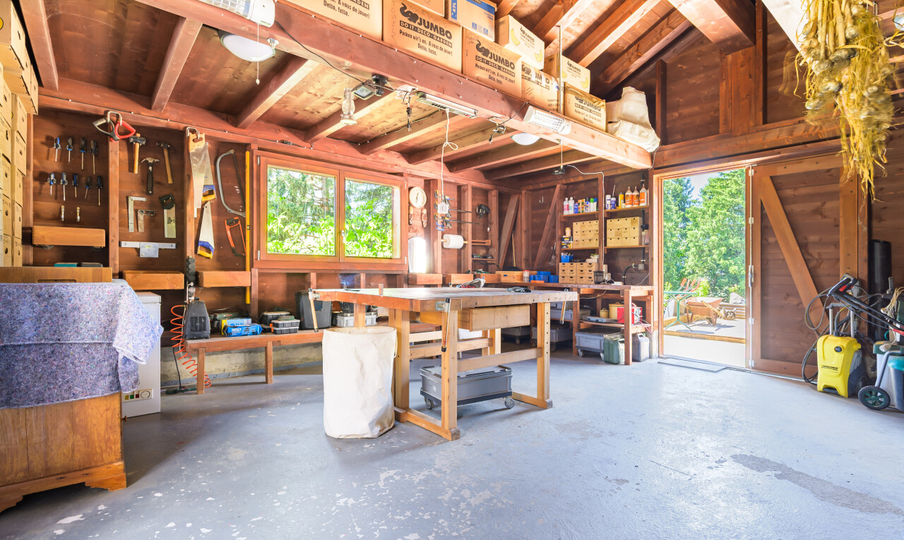 salle à manger avec atelier, sol en béton, concrete floor, inside property, et lumière naturelle