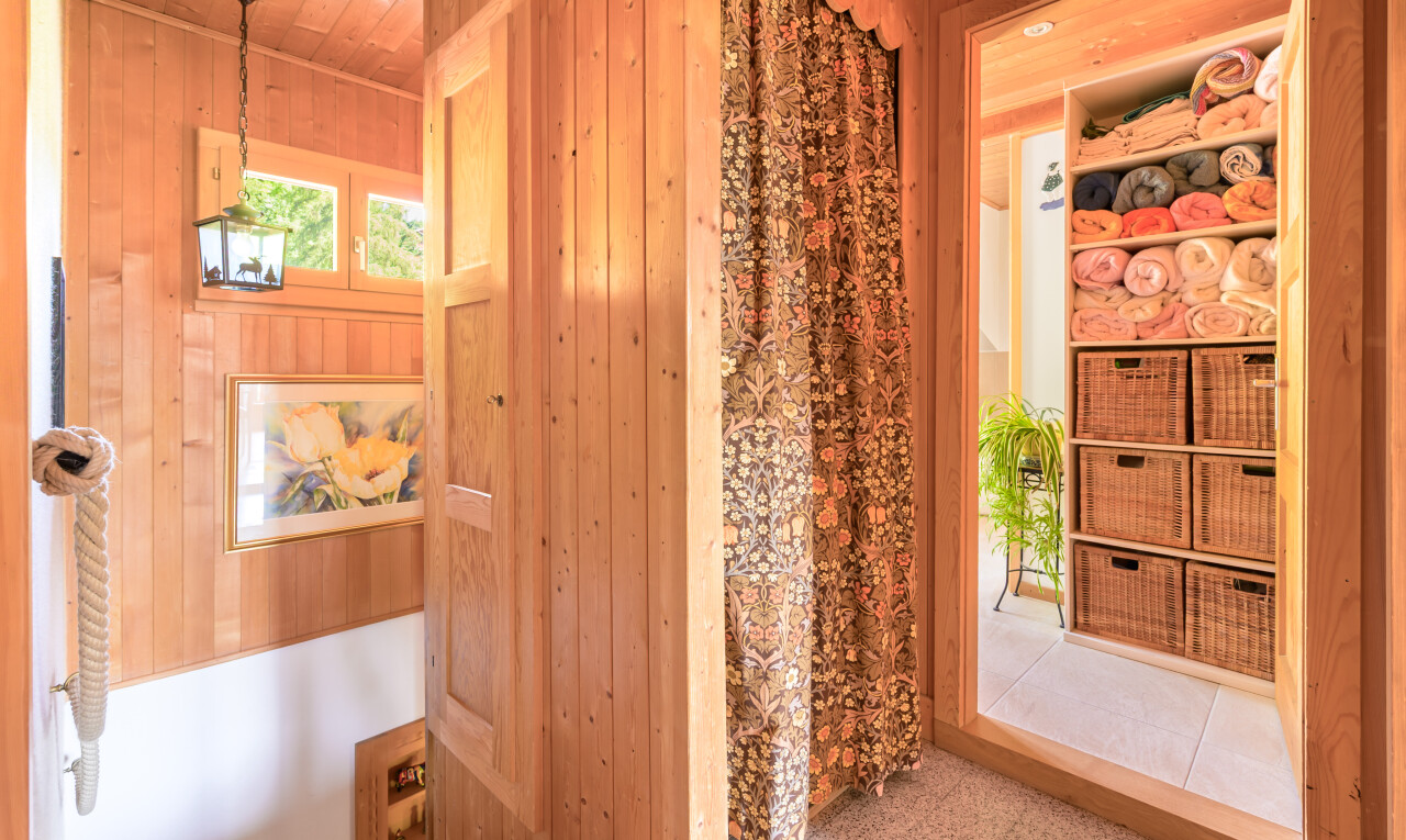 chambre avec wood wall, mur en bois, inside property, natural light, et lumière naturelle