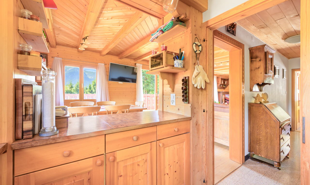 cuisine avec wood ceiling, plafond en bois, natural light, lumière naturelle, et inside property