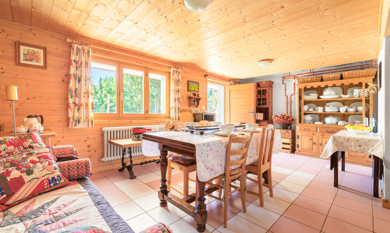 salon / salle à manger avec wood ceiling, plafond en bois, natural light, lumière naturelle, et inside property