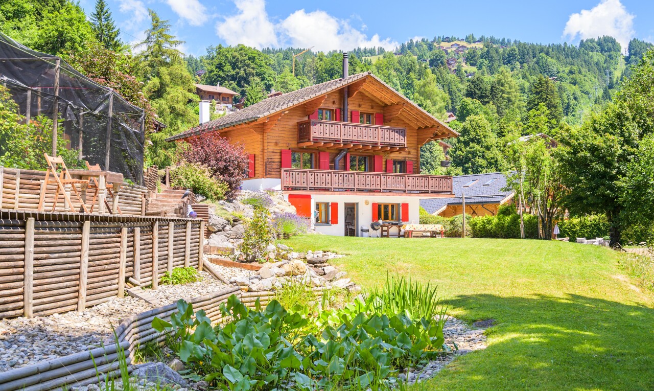 façade avec balcon, pelouse, property visible, day time, et bardage horizontal