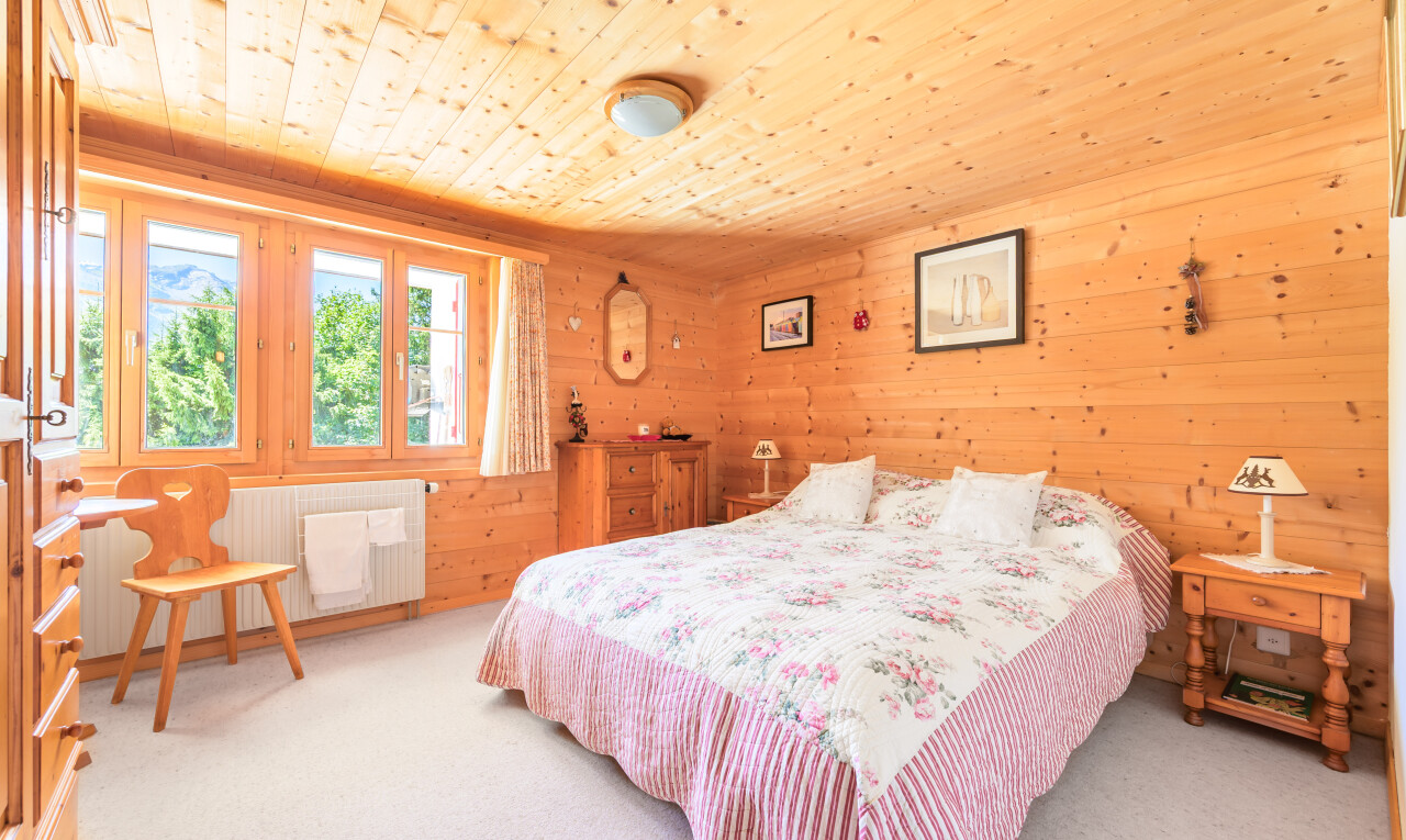chambre avec natural light, lumière naturelle, carpet, moquette, et wood ceiling