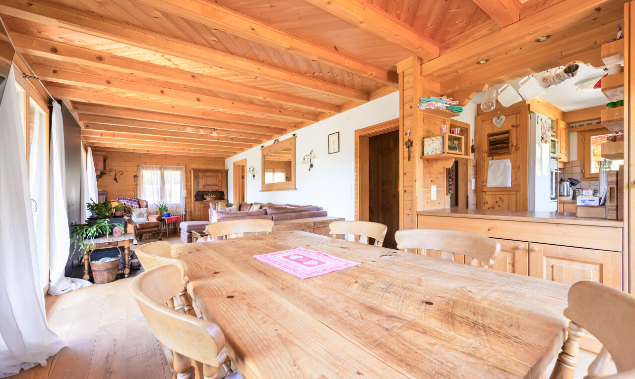 salle à manger avec beamed ceiling, plafond à poutres, natural light, lumière naturelle, et inside property