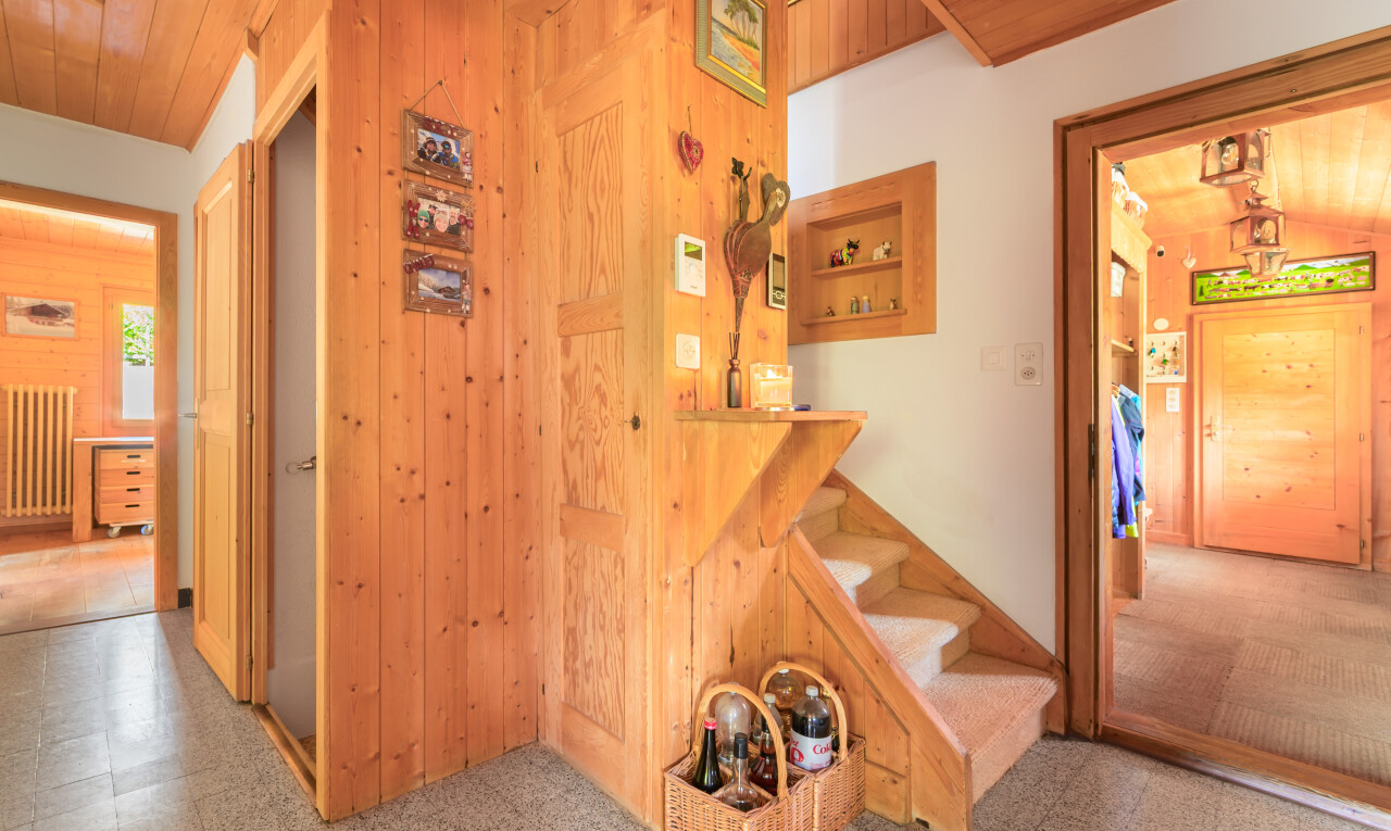 couloir avec inside property, radiateur, wood wall, mur en bois, et wood ceiling
