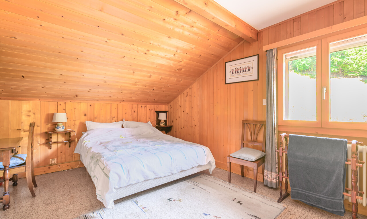 chambre avec natural light, lumière naturelle, vaulted ceiling, plafond voûté, et inside property