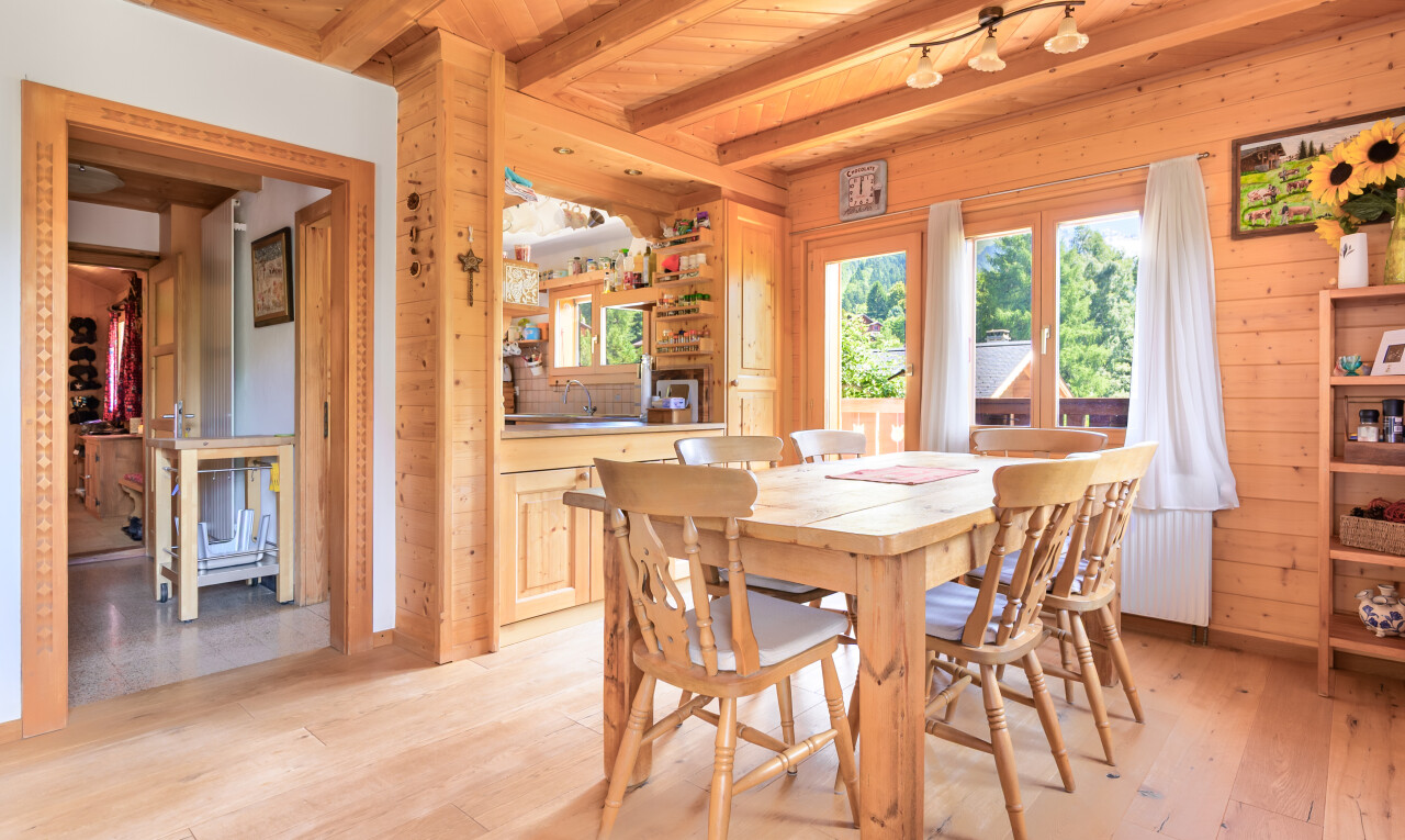 salle à manger avec natural light, lumière naturelle, beamed ceiling, plafond à poutres, et wood ceiling