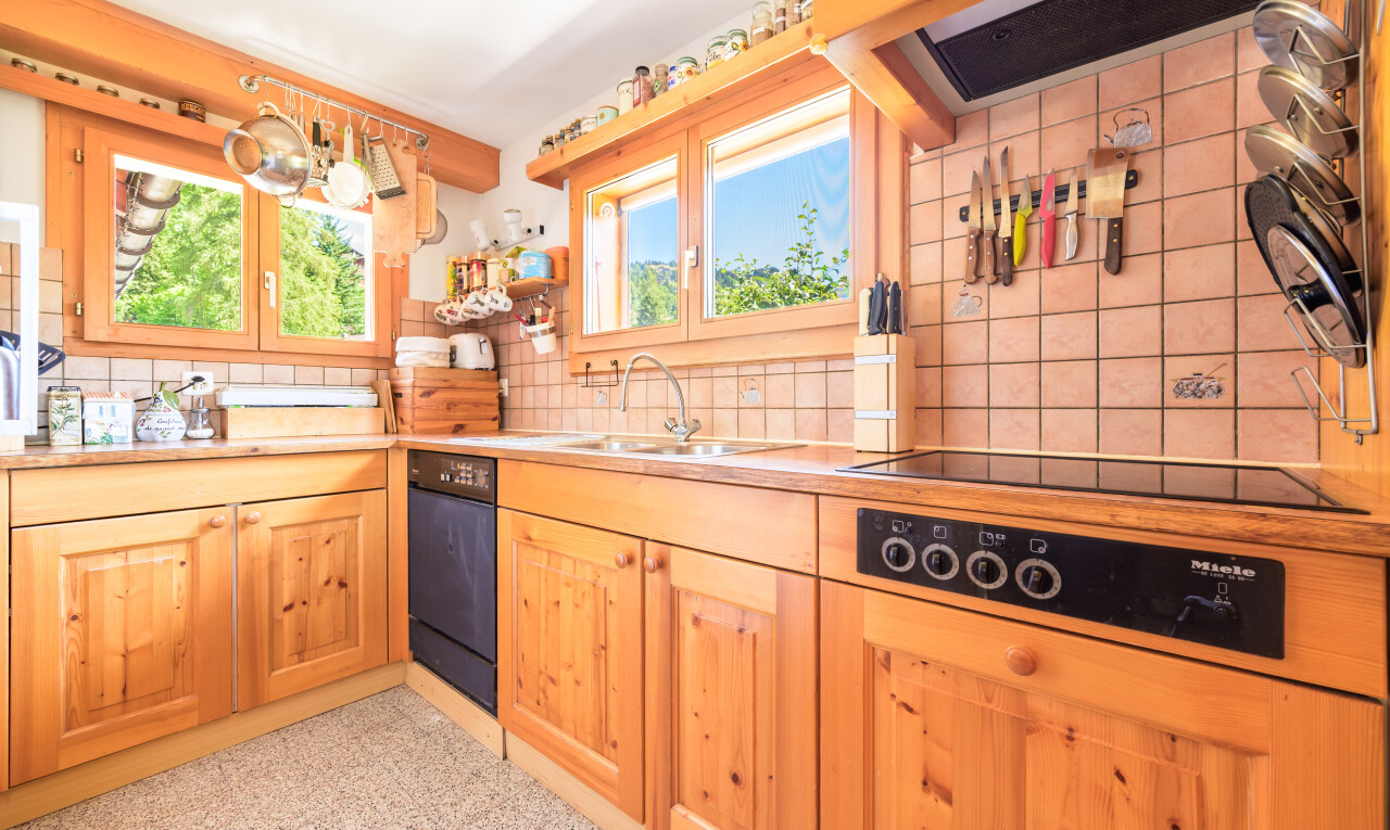 cuisine avec natural light, lumière naturelle, backsplash, dosseret, et inside property