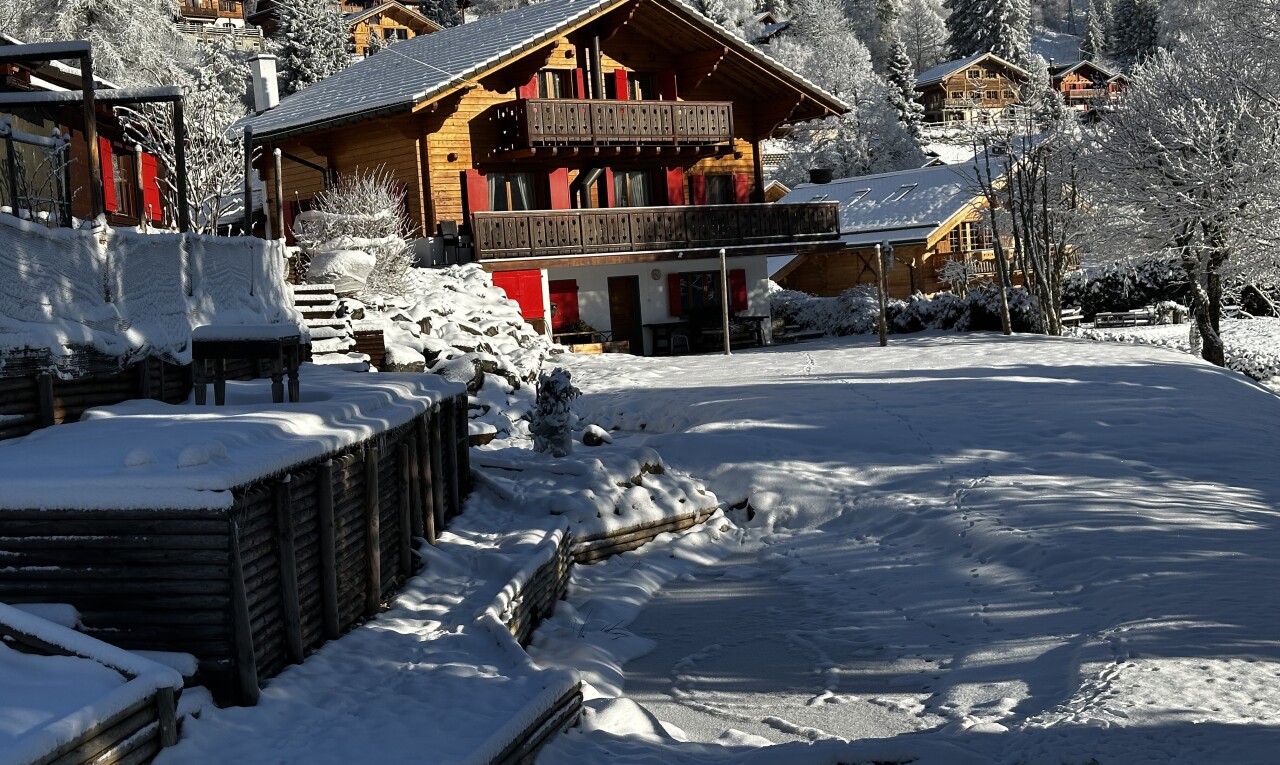 façade avec property visible, snow, balcon, et bardage horizontal
