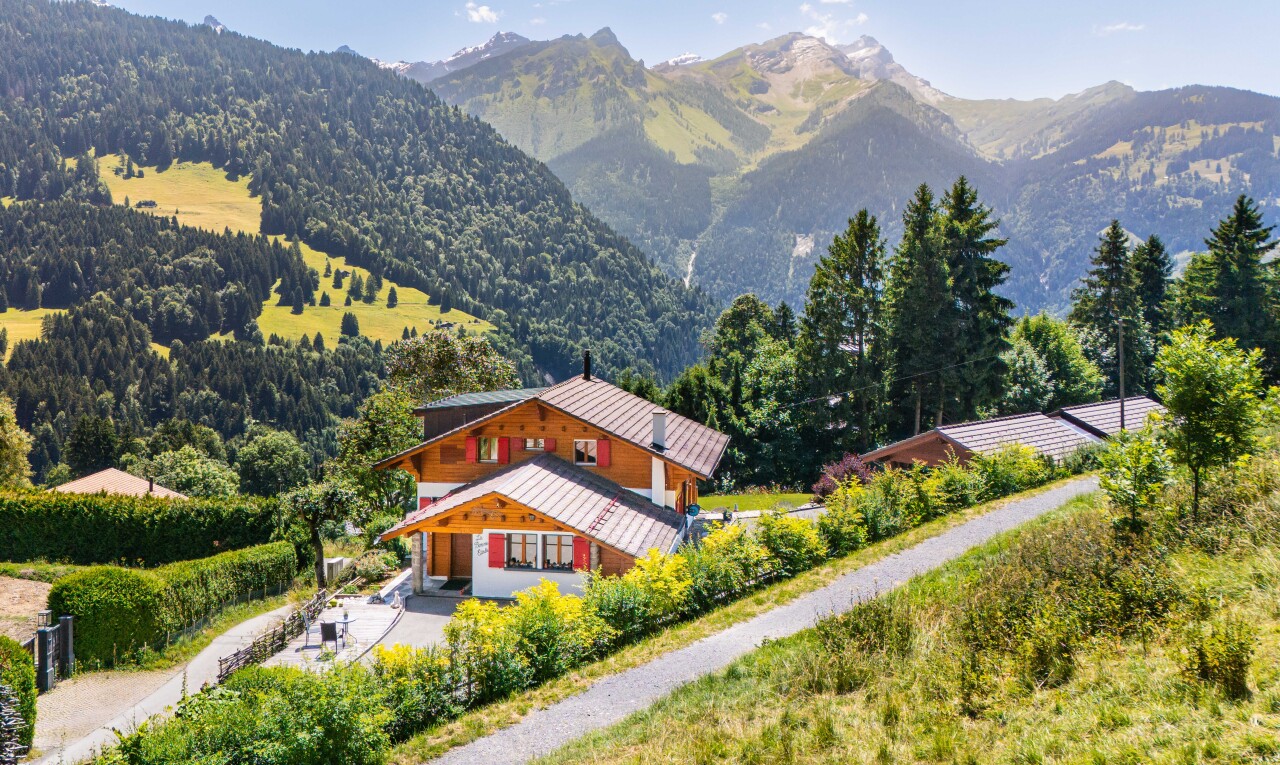 vue sur la montagne avec property visible, day time, mountain view, et vue sur la montagne