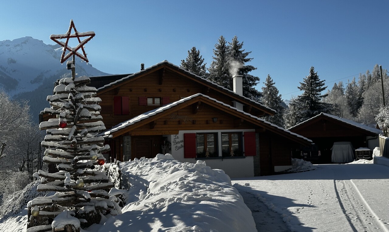 façade avec day time, snow, bardage horizontal, property visible, et cheminée