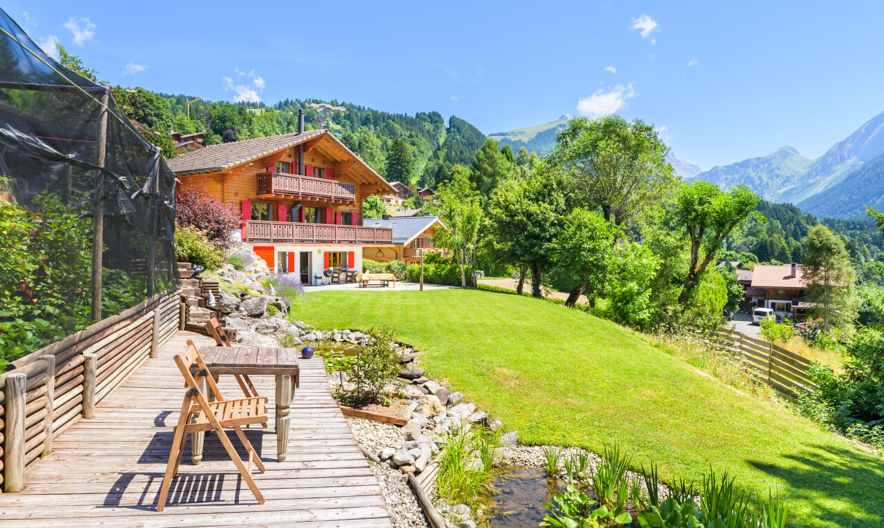 garten mit mountain view, blick auf die berge, rasen, day time, und property visible