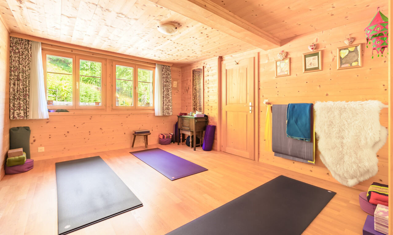 gym avec natural light, lumière naturelle, wood ceiling, plafond en bois, et wood finish floor