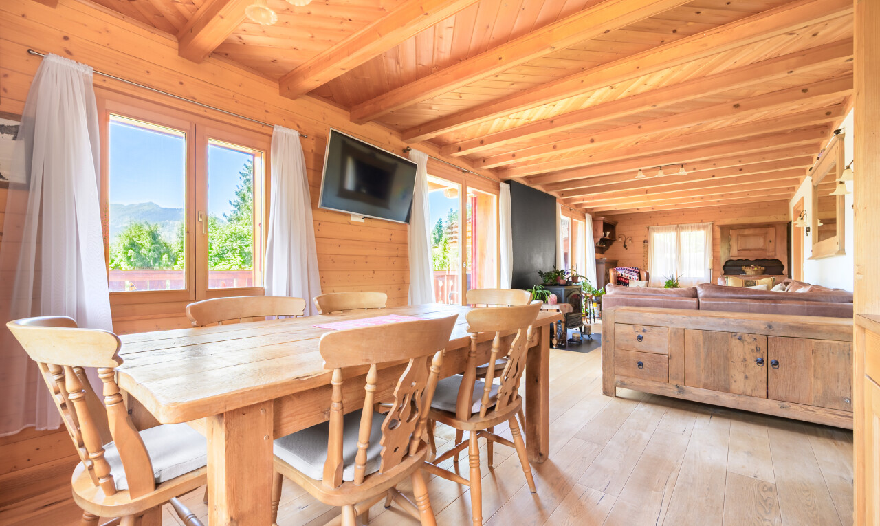 salle à manger avec inside property, natural light, lumière naturelle, télévision, et beamed ceiling